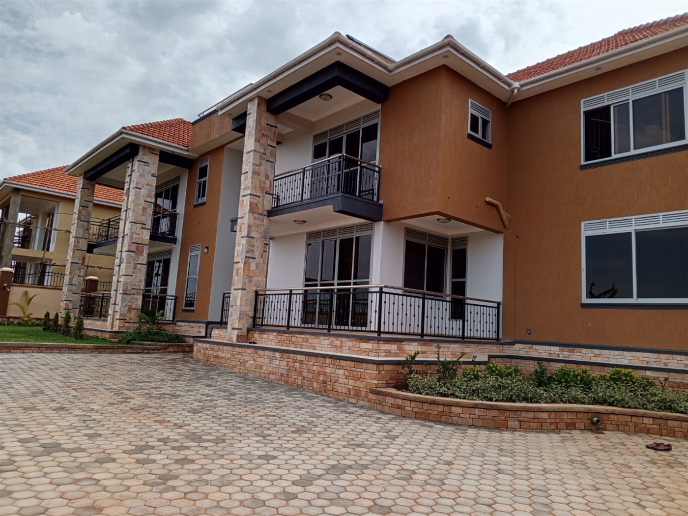 6 bedroom Storeyed house for sale in Mutungo Kampala Uganda