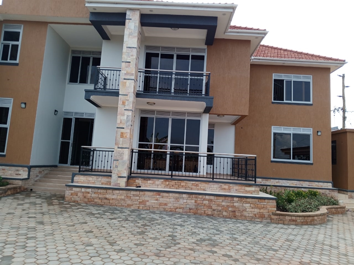 6 bedroom Storeyed house for sale in Mutungo Kampala Uganda