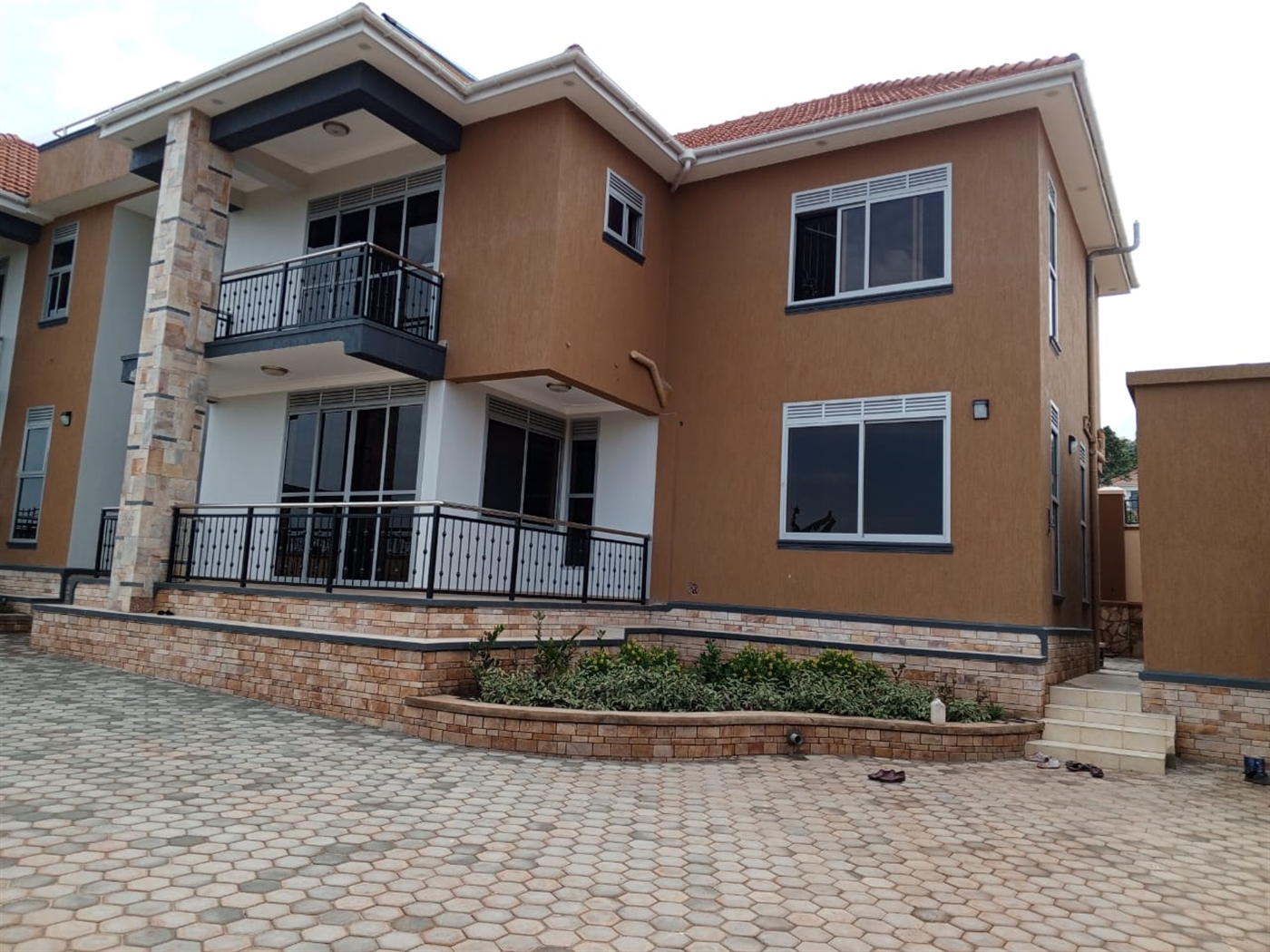6 bedroom Storeyed house for sale in Mutungo Kampala Uganda